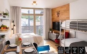 ENJOYHARRACHOV - Atraktivní slunné studio Čertovka v centru Harrachova s garážovým parkováním, Wifi-WLAN, Ipad, SAT, herní konzolí, Netflix zdarma a nejkrásnějším výhledem na Čertovu horu s areálem skokanských můstků a sjezdovku